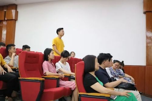 AG旗舰厅艺术家石叔诚与特邀艺术家顾平受邀于成都大学东盟艺术学院、音乐与舞蹈学院艺术实践周开展公开课